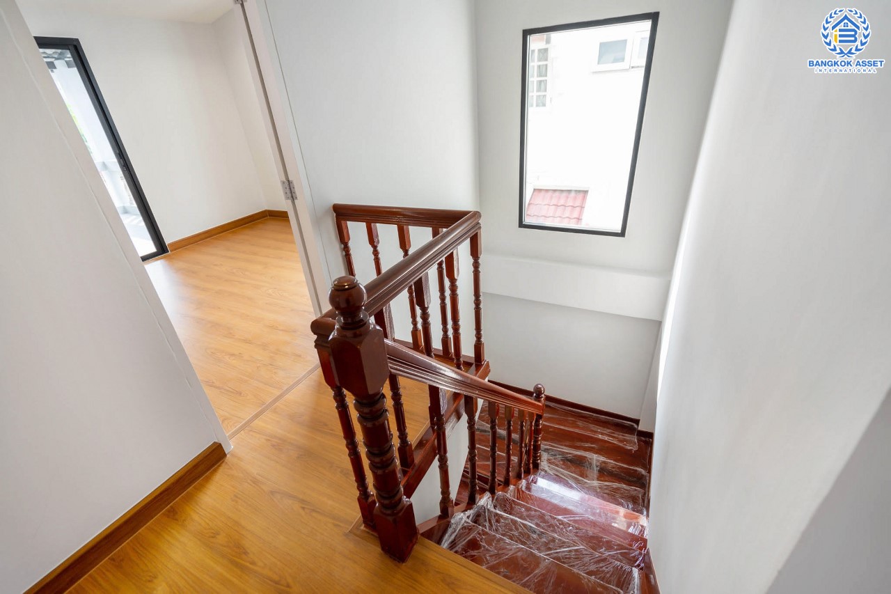 บ้านมือสองตกแต่งใหม่ ม.ลานทอง ติวานนท์-ปากเกร็ด เนื้อที่ 54 ตร.ว. ฟังก์ชั่น 4 ห้องนอน 2 ห้องน้ำ 2 ที่จอดรถ สะดวกทุกการเดินทาง บนทำเลติด ถ.ติวานนท์ ใกล้เซ็นทรัล และทางด่วน "แจ้งวัฒนะ" และเพียง 5 นาทีถึง "ห้าแยกปากเกร็ด"